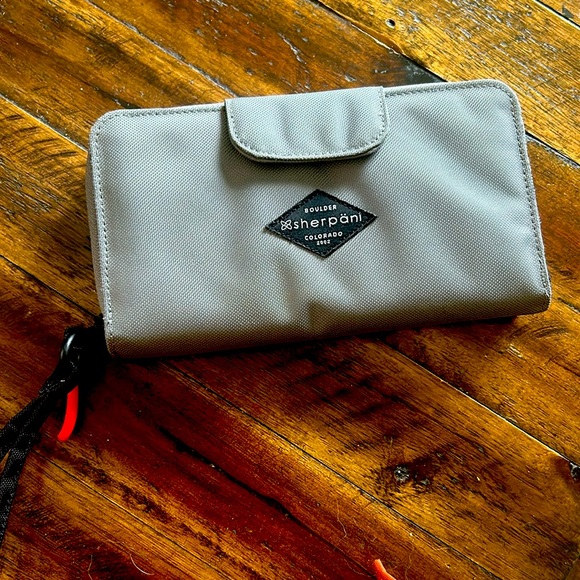 Sherpani crossbody and matching wristlet wallet - Picture 2 of 4